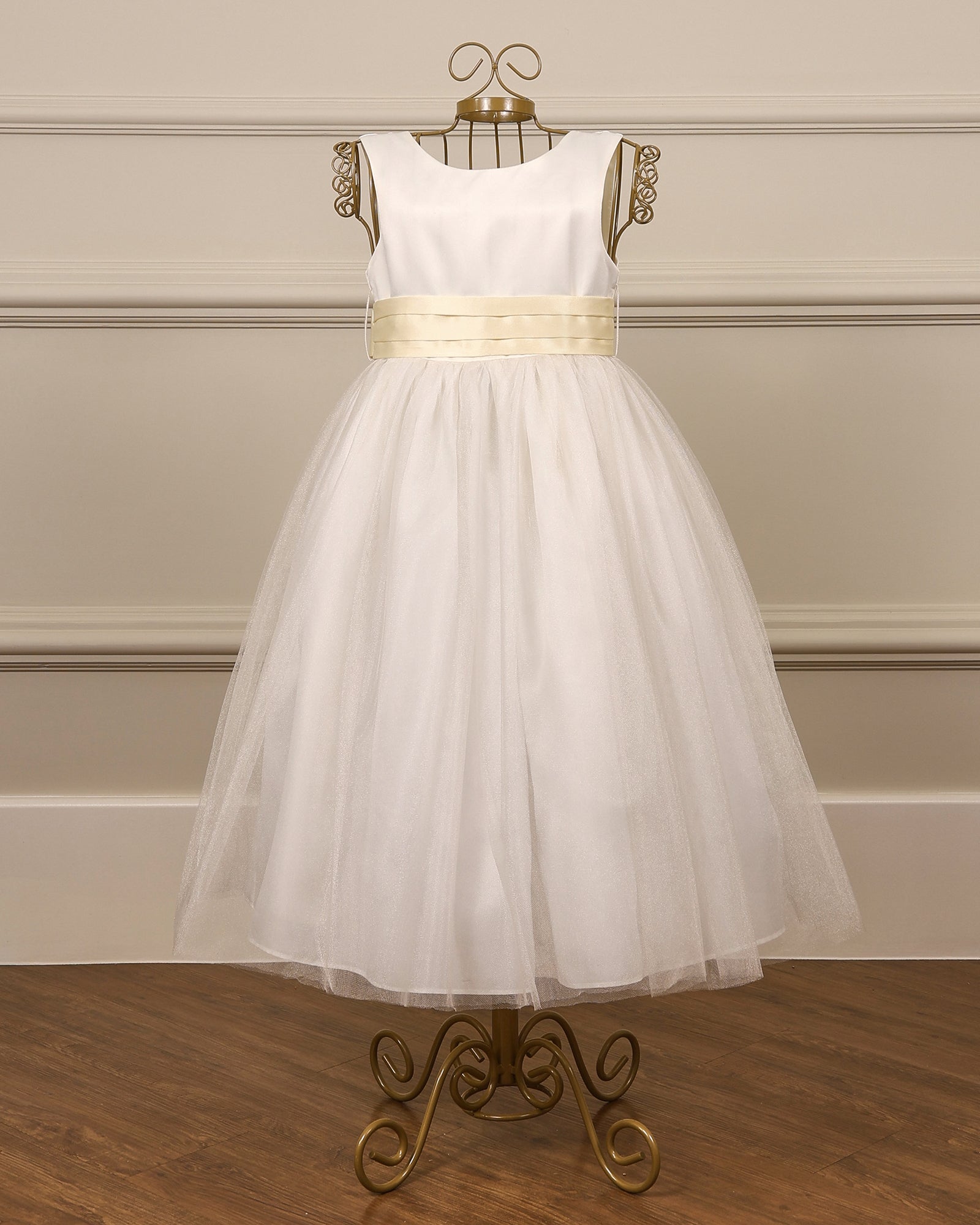 Vestido para daminha Tule Clássico em branco ou off white com saia de tule e decote nas costas com faixa em cetim da Etiquette