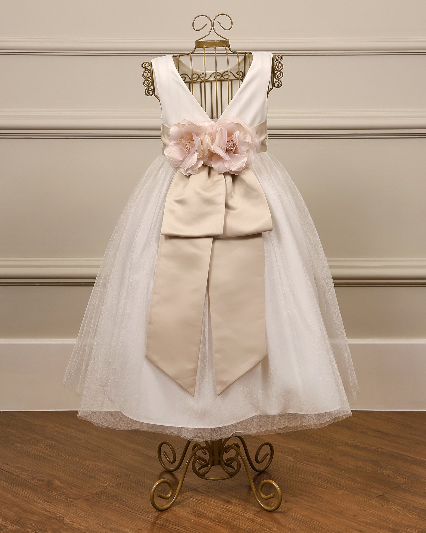 Vestido para daminha Tule Clássico em branco ou off white com saia de tule e decote nas costas com faixa em cetim com aplicação de flores da Etiquette