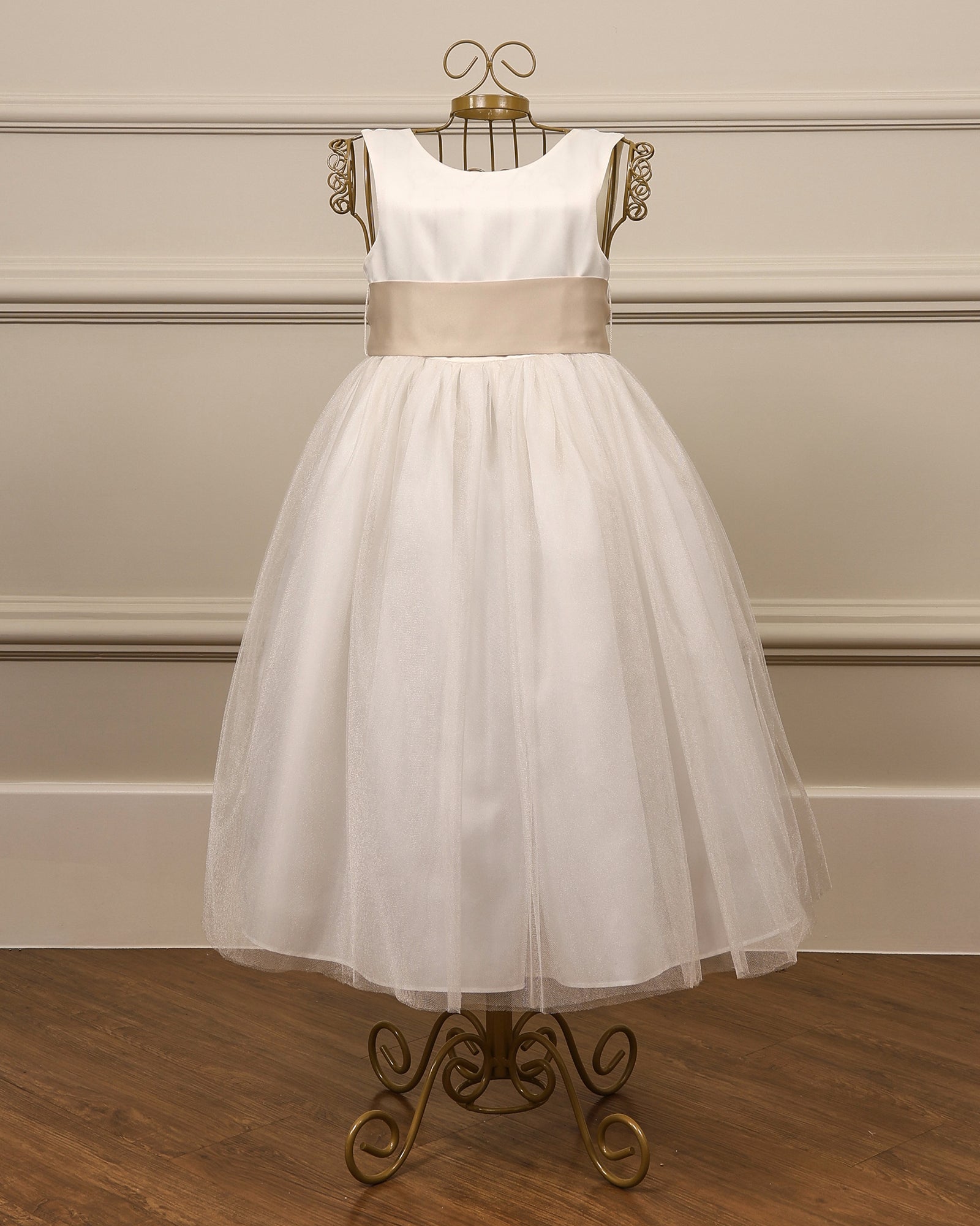 Vestido para daminha Tule Clássico em branco ou off white com saia de tule e decote nas costas com faixa em cetim com aplicação de flores da Etiquette