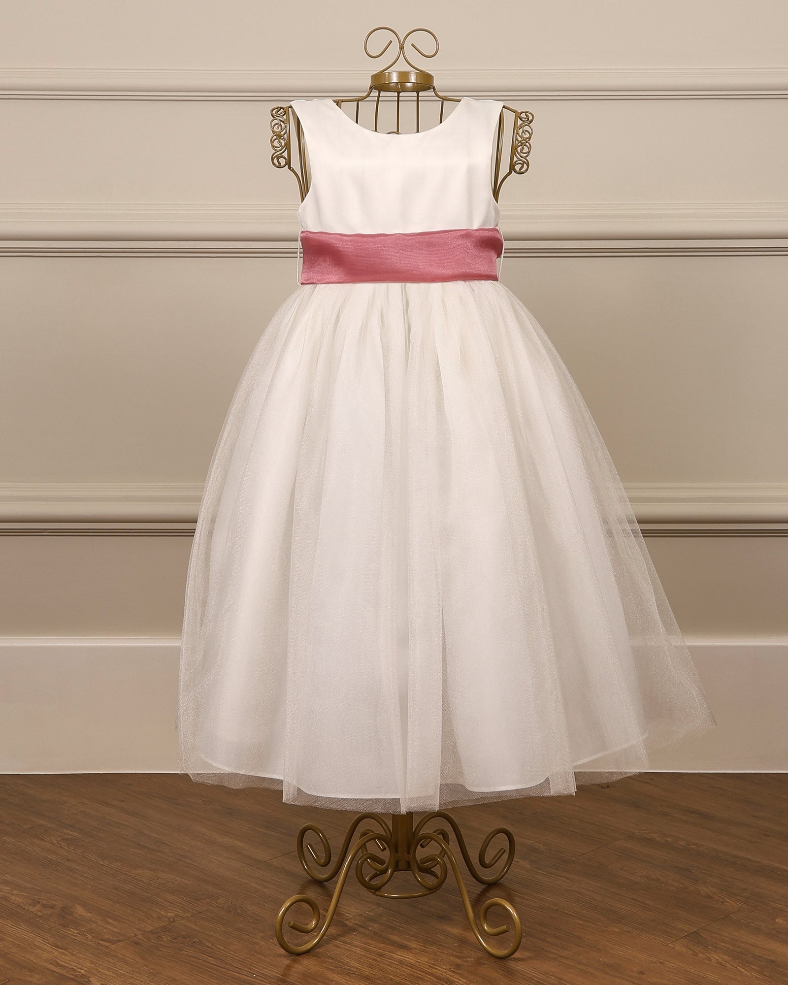 Vestido para daminha Tule Clássico em branco ou off white com saia de tule e decote nas costas com faixa em organza da Etiquette