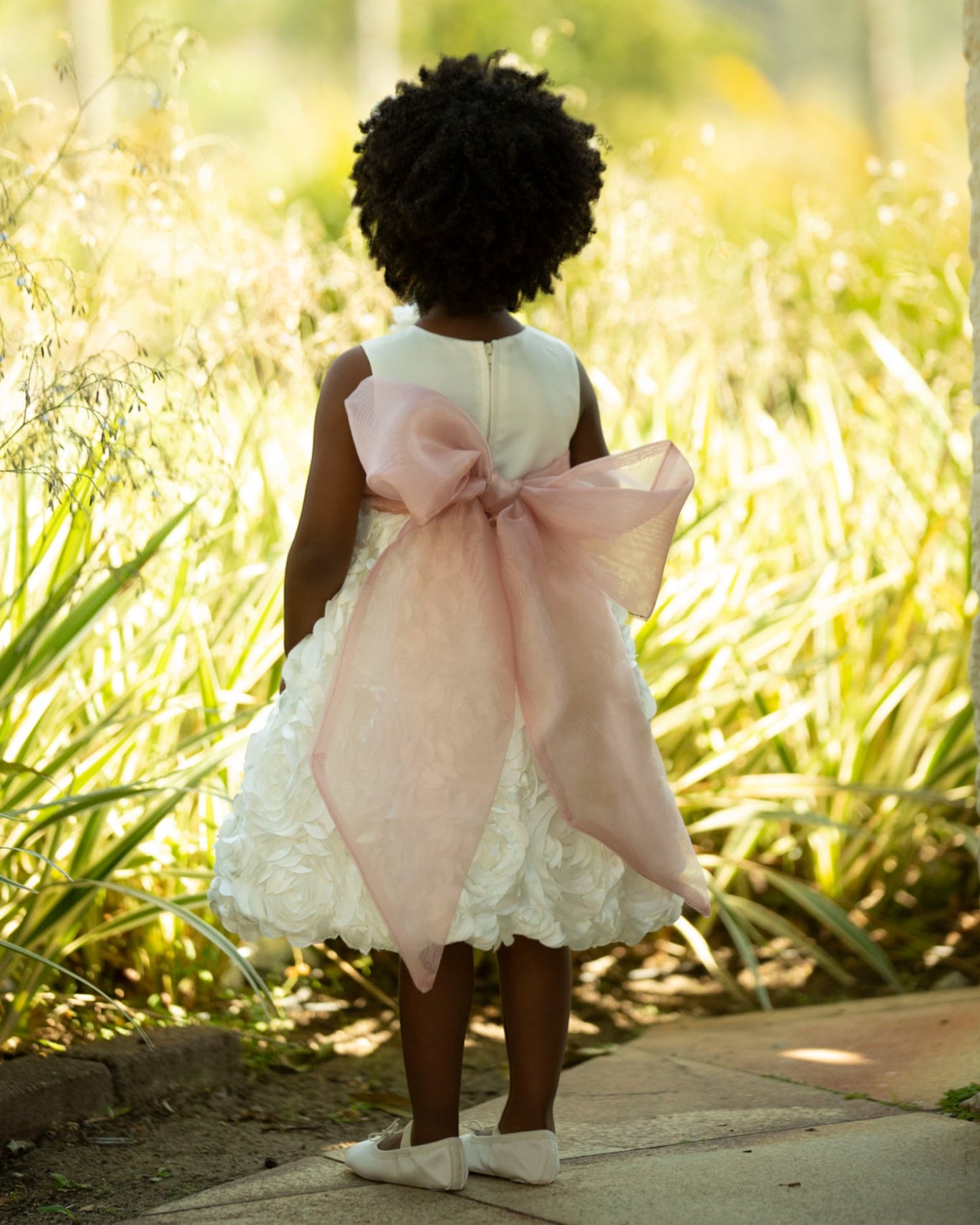 Vestido para daminha Victoria branco perolado com saia floral bordada em fita e faixa opcional da Etiquette