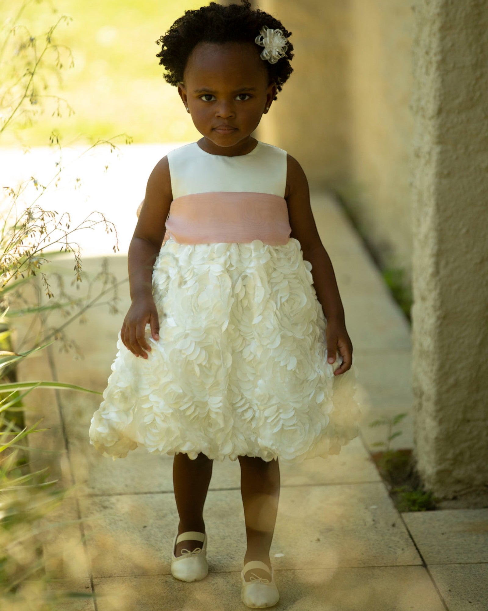 Vestido para daminha Victoria branco perolado com saia floral bordada em fita e faixa opcional da Etiquette