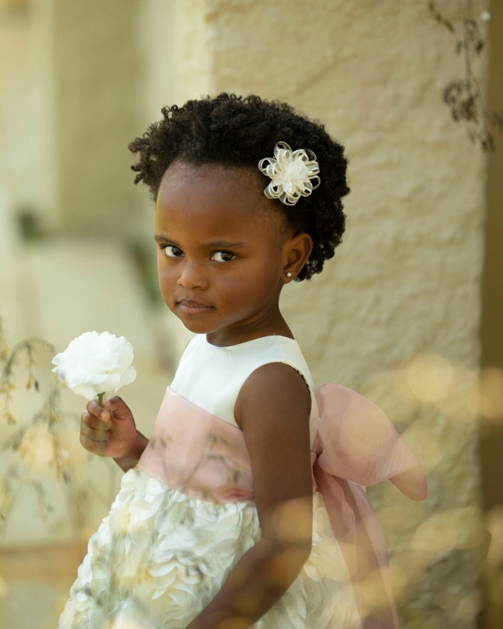 Vestido para daminha Victoria branco perolado com saia floral bordada em fita e faixa opcional da Etiquette