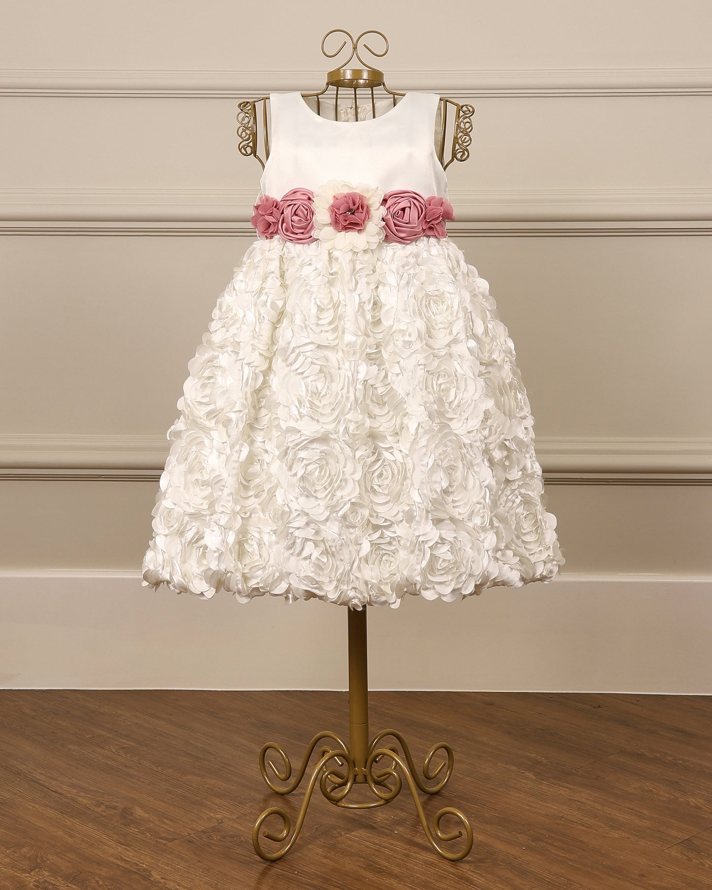 Vestido para daminha Victoria branco perolado com saia floral bordada em fita e faixa opcional da Etiquette