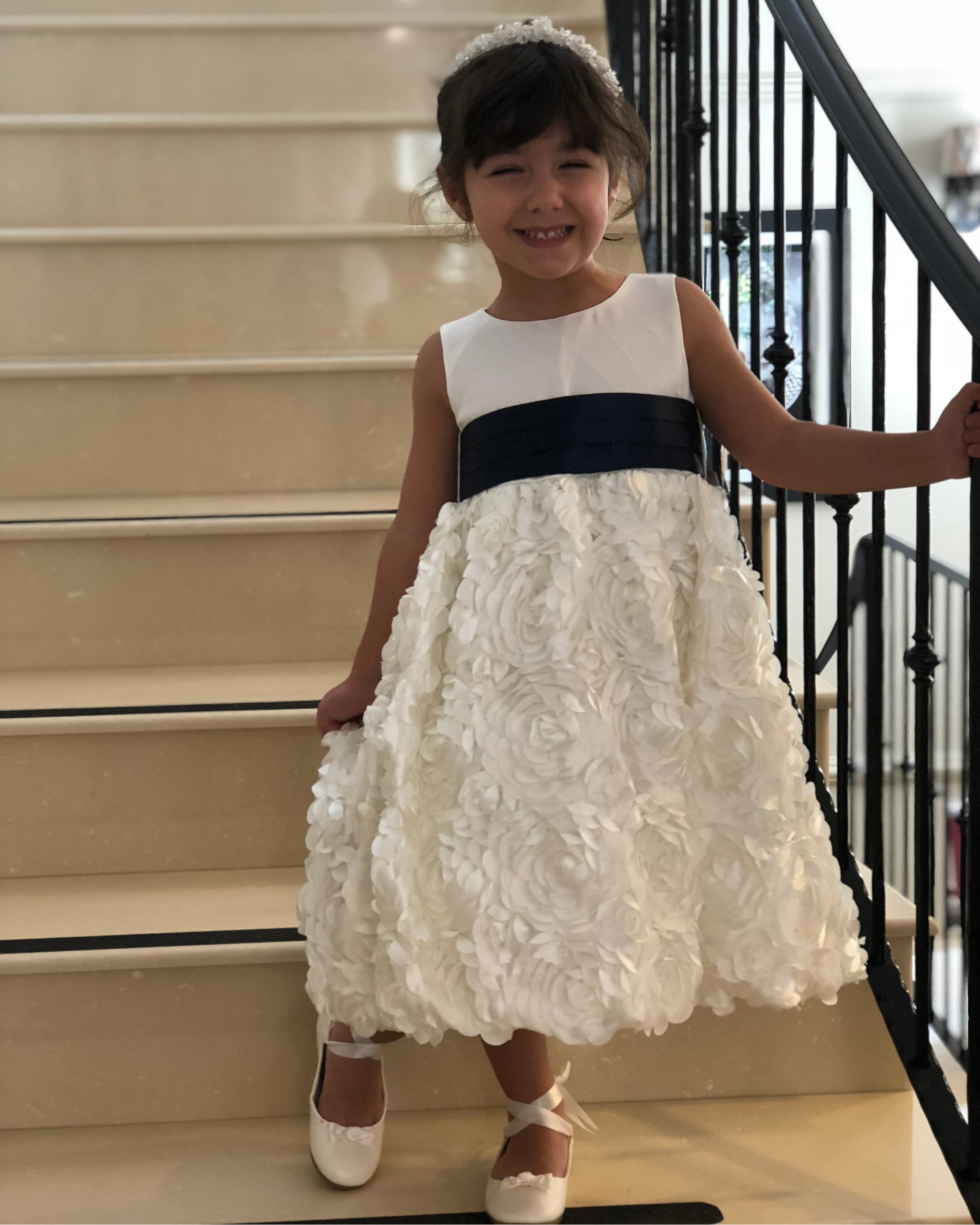 Vestido para daminha Victoria branco perolado com saia floral bordada em fita e faixa opcional da Etiquette